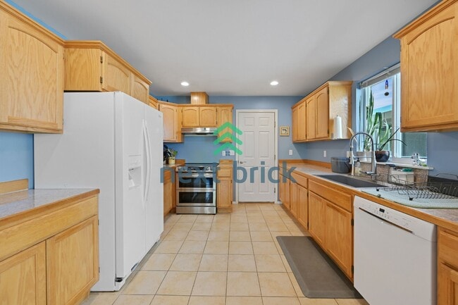 Building Photo - Discover Spacious Comfort: 4-Bedroom Gem with 2.5 Baths