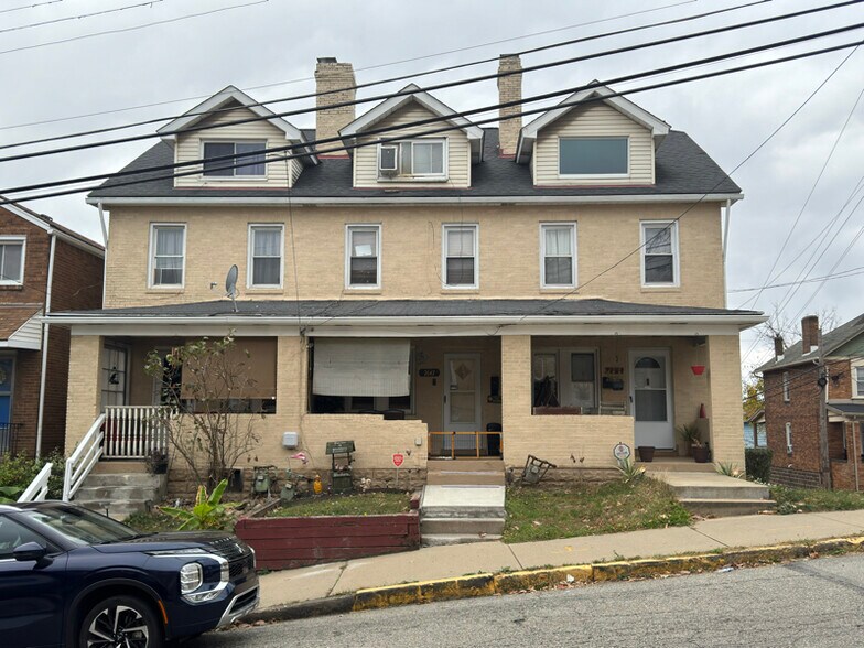 Building Photo - 7645 Roslyn St
