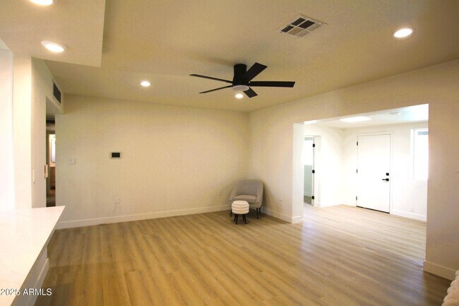 Building Photo - 443 N Sycamore