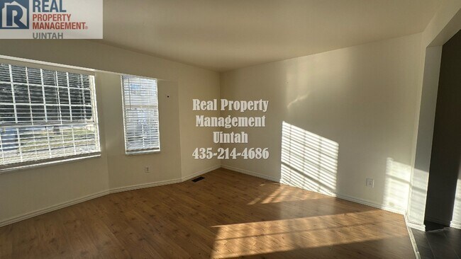 Building Photo - 3 Bedroom, 1.5 Bath Town home.