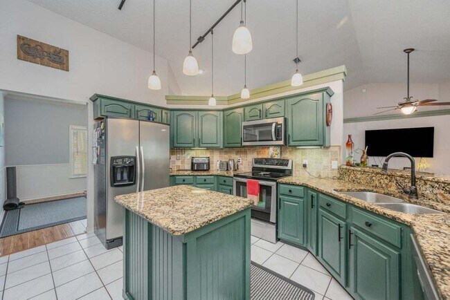 Building Photo - Luxurious 4 Bed/2.5 Bath Home with Stunning Lake and Golf Course Views with Pool on Savannahs Tra...