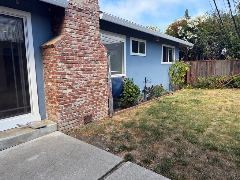 Building Photo - 1153 Sanchez Way