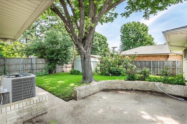 Building Photo - 6105 E University Blvd