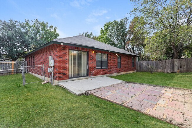 Building Photo - Spacious 3 bedroom only 8 miles from Randolph Air Force Base