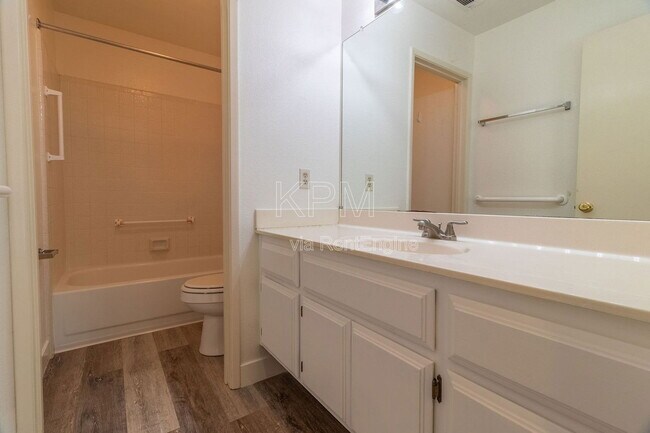 Building Photo - 2930 Driftwood Pl