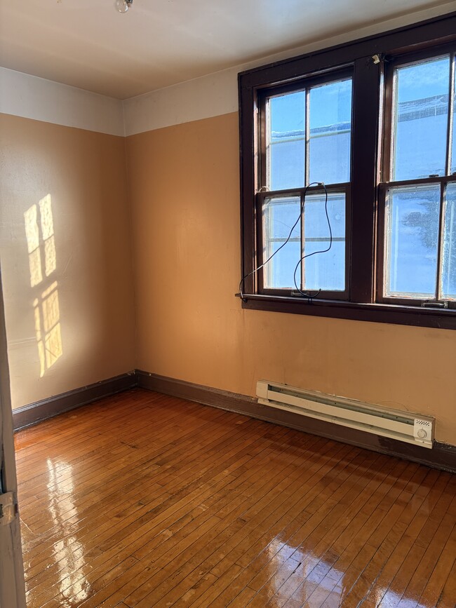 Building Photo - 207 E Burleigh St