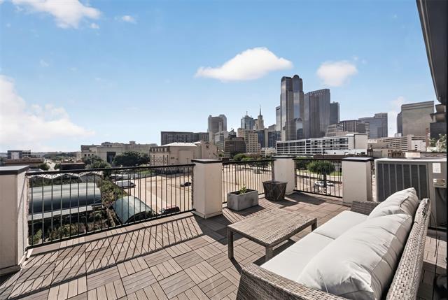 Building Photo - 520 S Pearl Expy