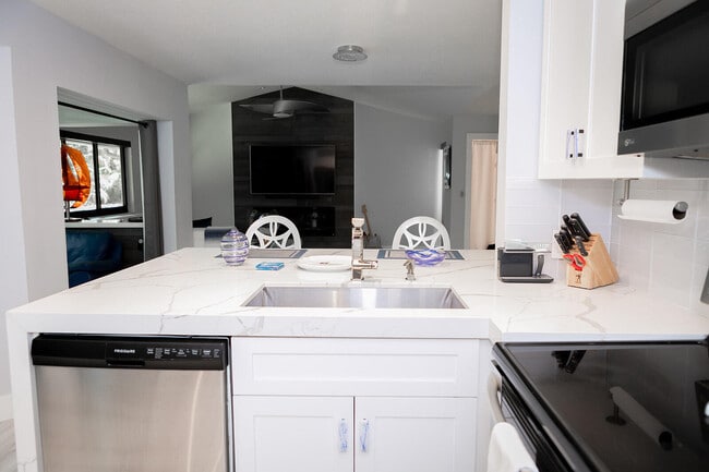 Building Photo - 5700 Coach House Cir