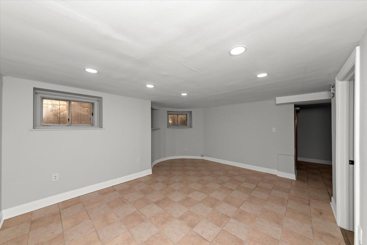 Building Photo - 941 W Windsor Ave