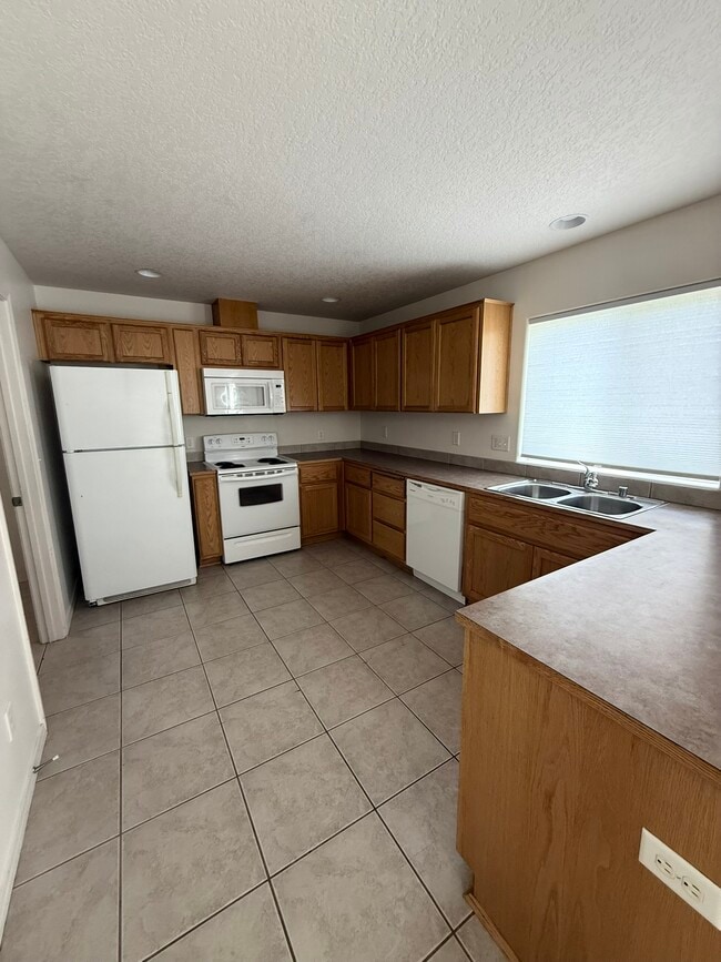 Kitchen - 440B Laguna Dr