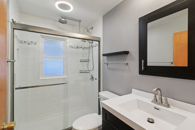 Building Photo - 1514 N Freund Ave