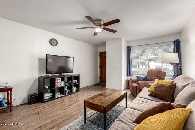 Building Photo - 1927 E Hampton Ave