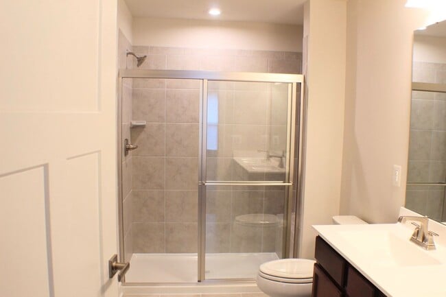 Building Photo - 105 S Peak Dr