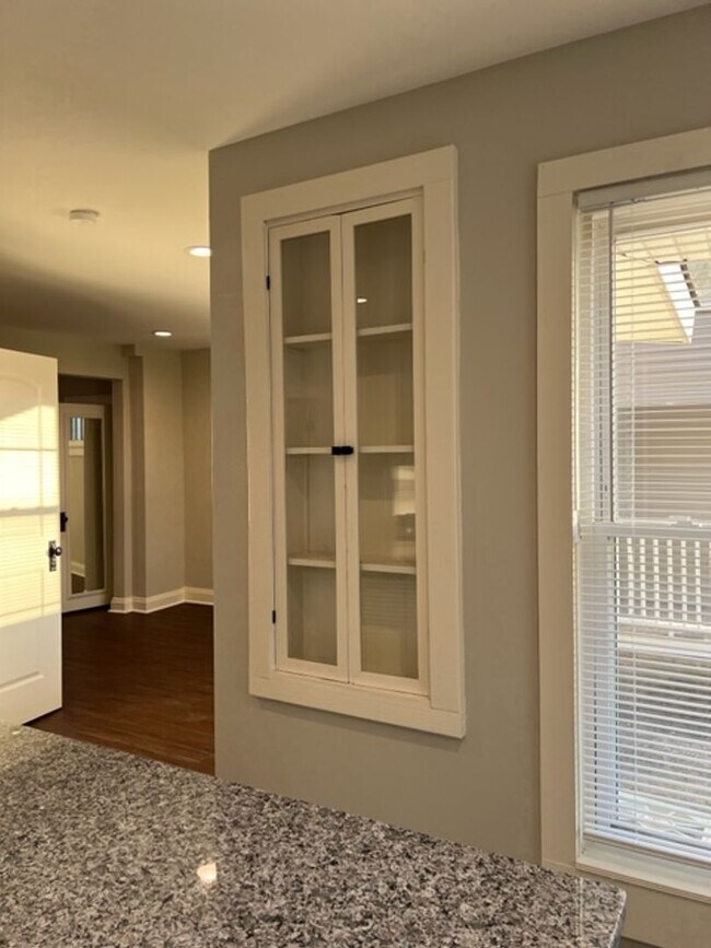 Building Photo - *Rare Find* Updated 3 Bedroom 2 Bathroom H...