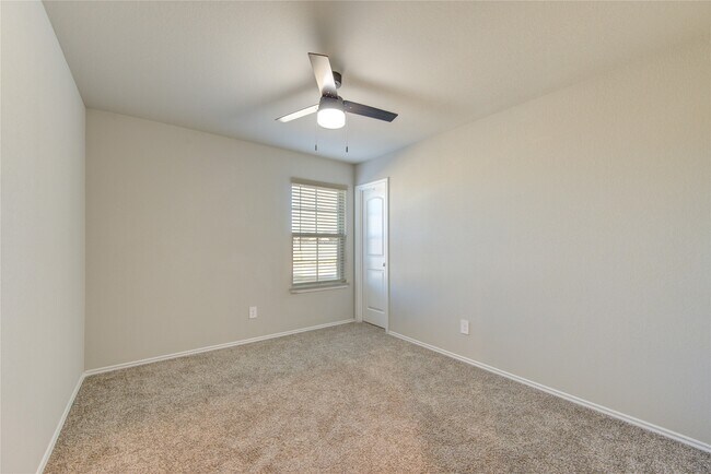 Building Photo - 21335 Hendricks Holw Ln