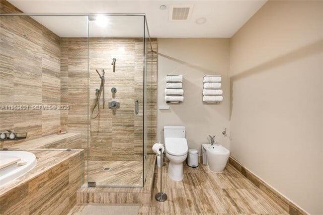 Building Photo - 15901 Collins Ave