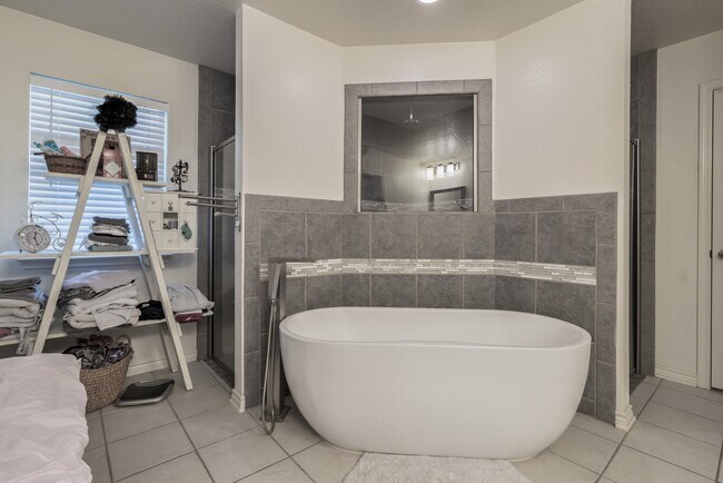 Building Photo - ** BEAUTIFUL 3 BED/ 2 BATH HOUSE **