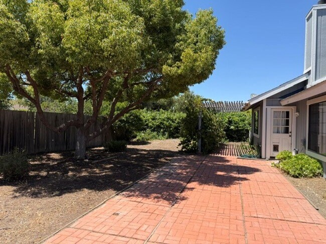 Building Photo - Three Bedroom Single Family Home
