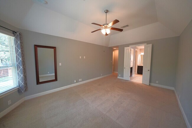 Building Photo - Executive Style Rental Now Available in Bo...