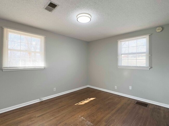 Building Photo - 328 Dunbar Cave Rd