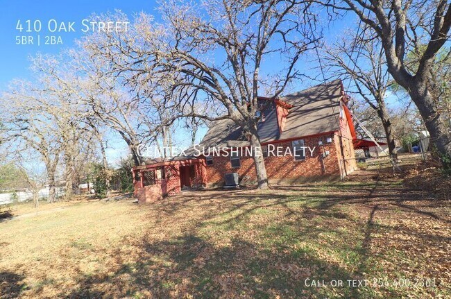 Building Photo - 410 Oak St