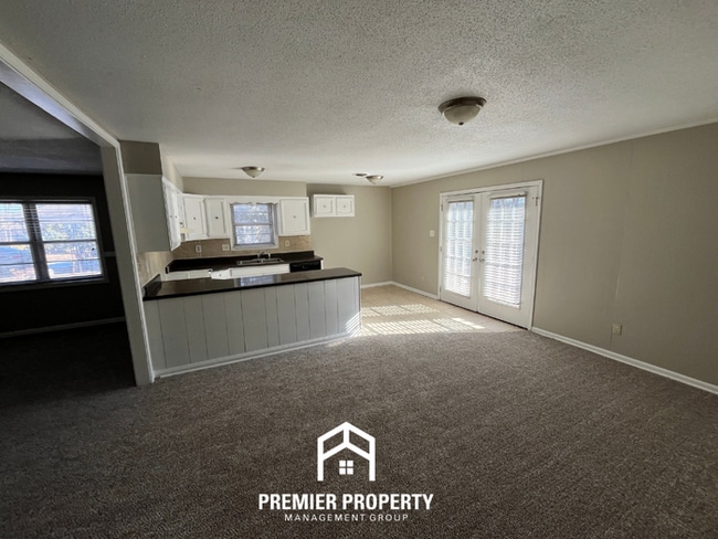 Building Photo - Spacious 3BR/1.5BA in Memphis - Open Kitchen, Dining Room & Private Backyard