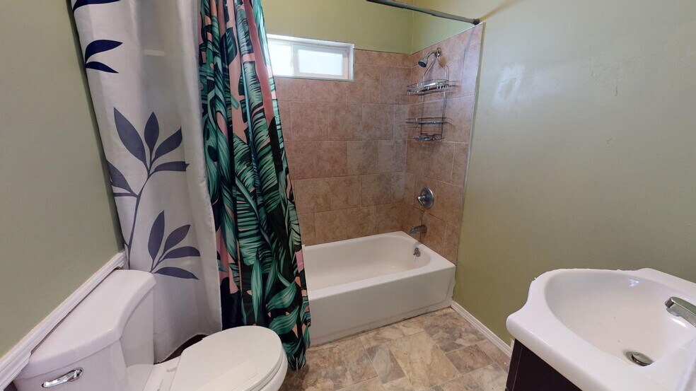 Building Photo - Charming Patten home near Fruitvale BART