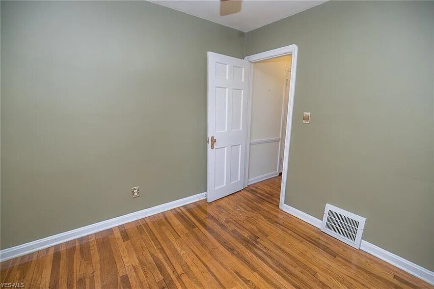 Building Photo - 3125 W 140th St