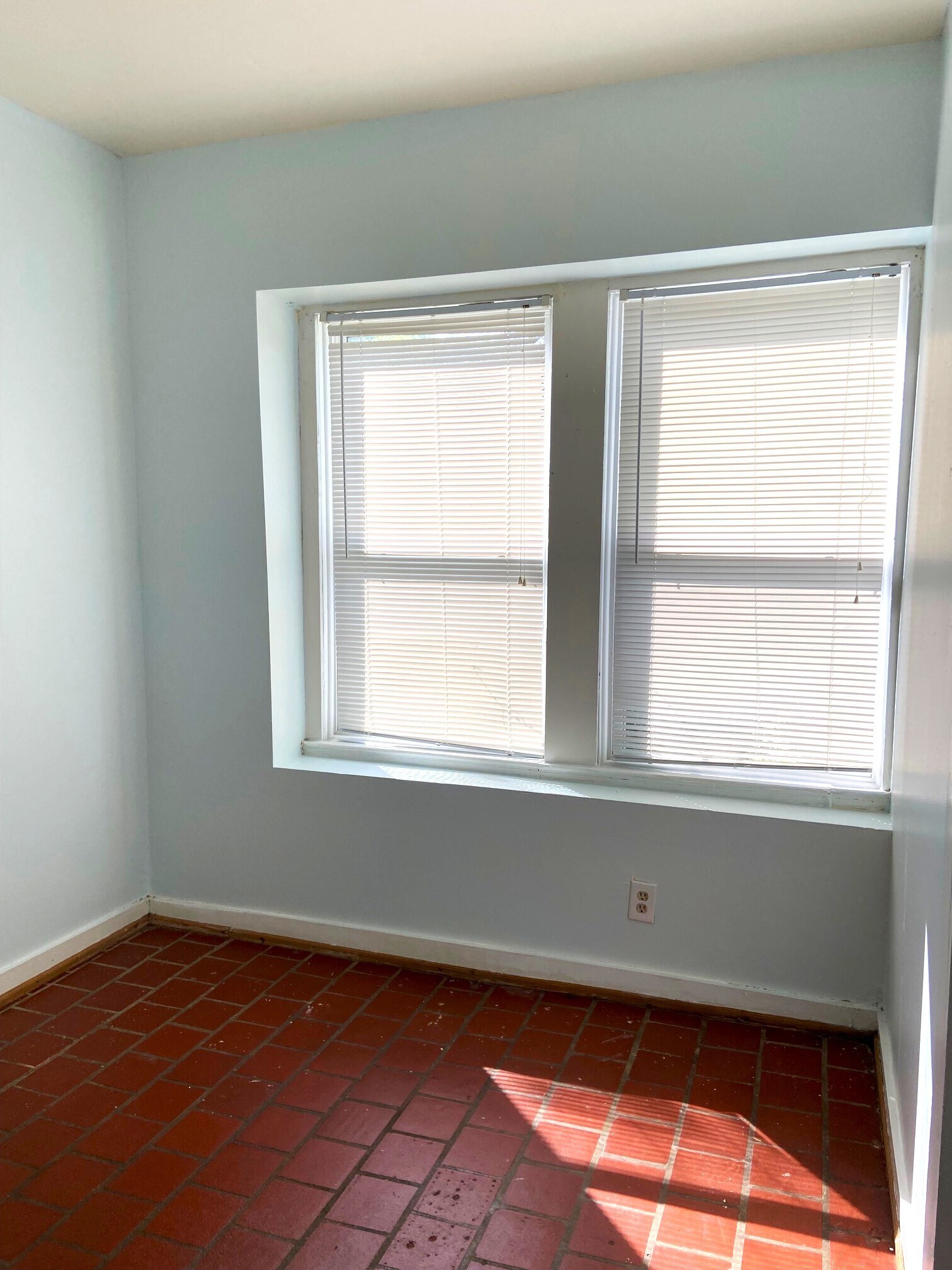 Building Photo - 508 10th Ct S
