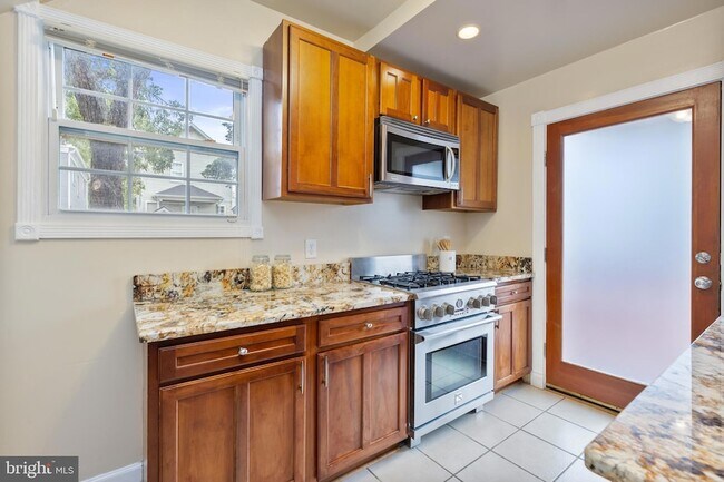 Building Photo - 2231 Otis St NE