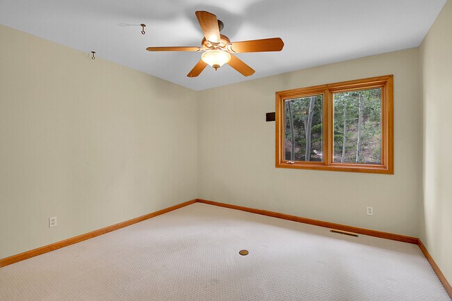 Building Photo - 5368 Evergreen Heights Dr