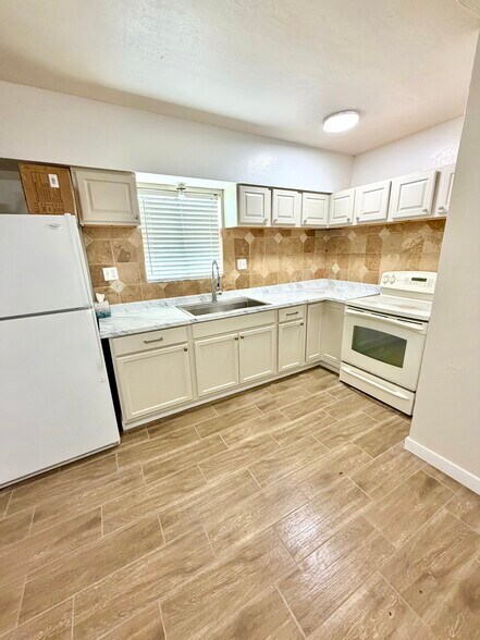 Building Photo - 1731 E Cheery Lynn Rd