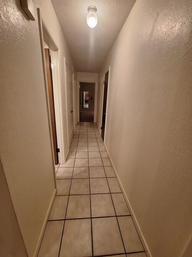 Building Photo - Spacious 3 bedroom, 2 bath