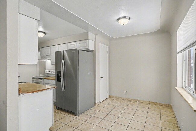 Building Photo - Front Unit - Duplex - 4bed 2bath - Finished Basement!