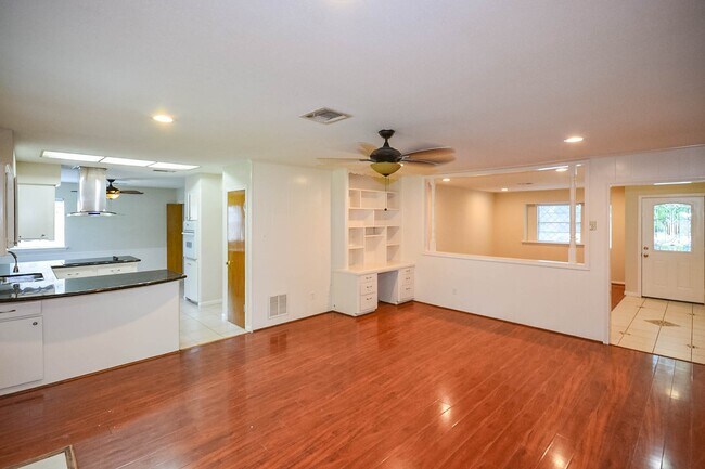 Building Photo - 8407 Edgemoor Dr