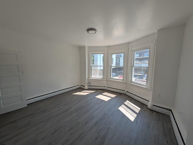 Building Photo - 347 N Ocean Ave