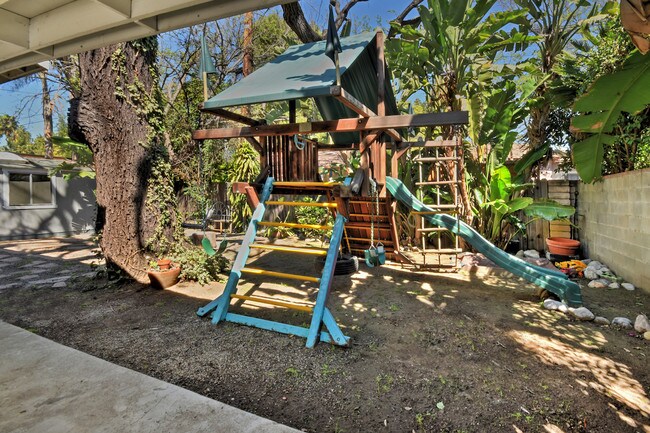 Building Photo - 10633 Chiquita St