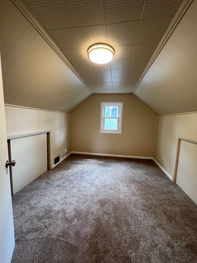 Building Photo - 4 Bed/1 Bath Home in Penn Hills-Completely...