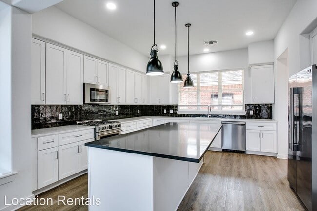 Building Photo - 3 br, 2.5 bath House - 11518 Savannah Avenue