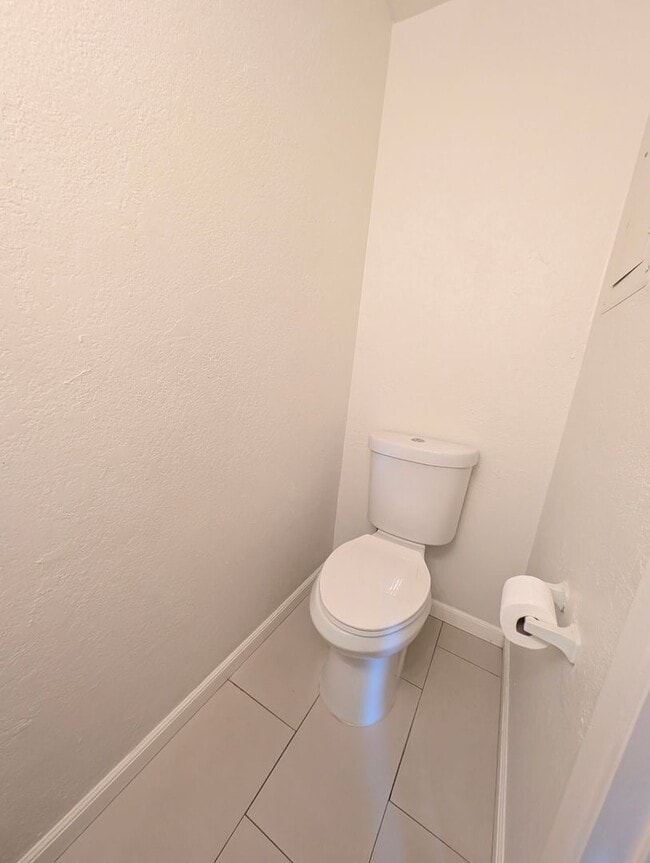 Building Photo - CUTE TOWNHOME AVAILABLE NOW NEAR DOWNTOWN ...