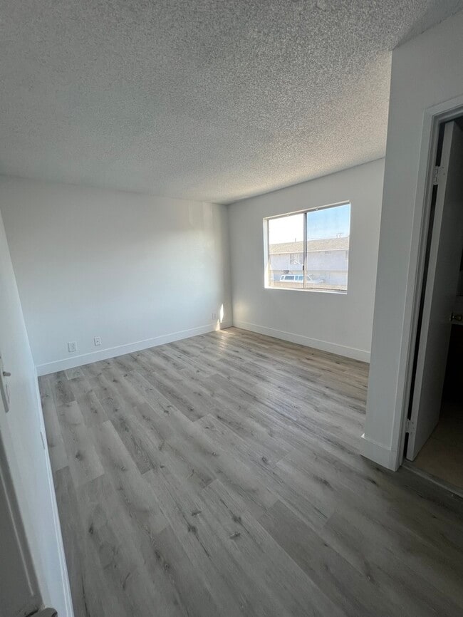 Building Photo - 2 Bed 2 bath 2 Car Garage In Bellflower