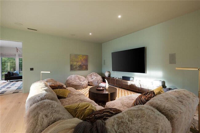 Building Photo - 725 Rocky Point Dr