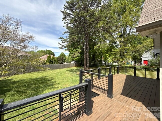 Building Photo - 110 Aqua Dr