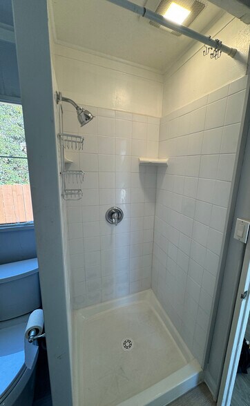 Shower - 4153 Bachman Pl