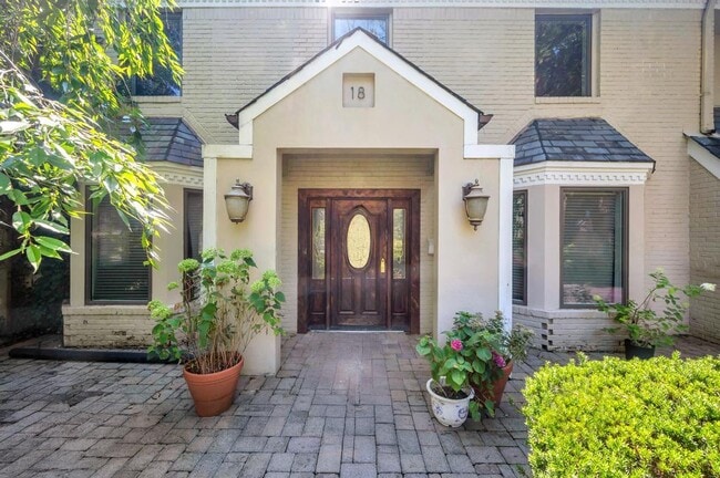Building Photo - 18 Parkside Dr