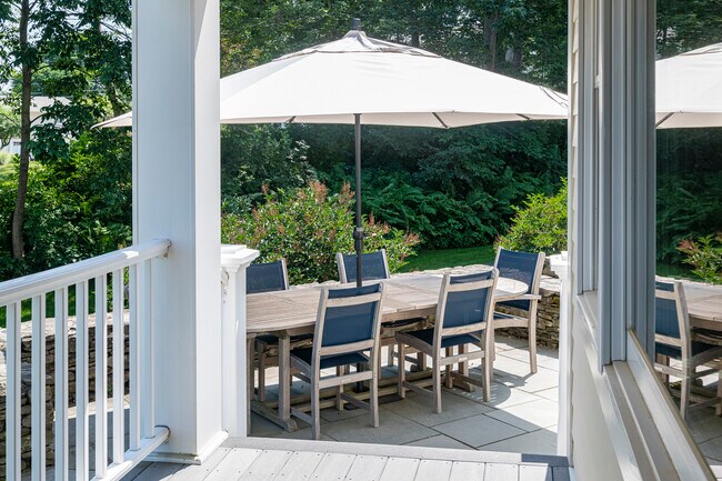 Building Photo - 2 Oak Knoll Rd