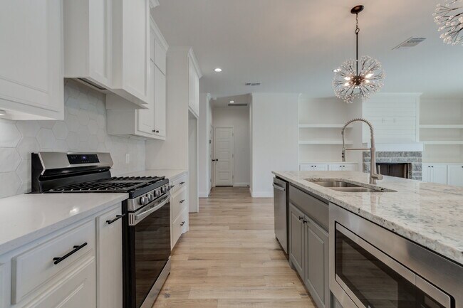 Building Photo - Custom built home in West Lubbock