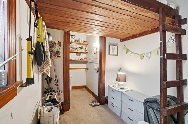 Building Photo - 6 bed/2 bath on Rohs St., Mins. from UC for Only $600/pp ($3,600/mo)! $250 SIGN ON BONUS FOR LTO!!!
