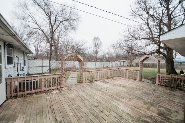 Building Photo - 3 Bedroom / 1 Bathroom Home for Rent in Crown Point