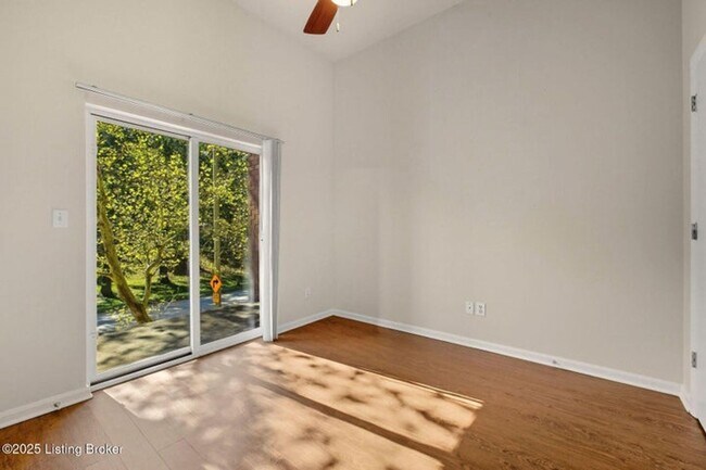 Building Photo - Updated Crescent hills Condo 2 bed/2 bath